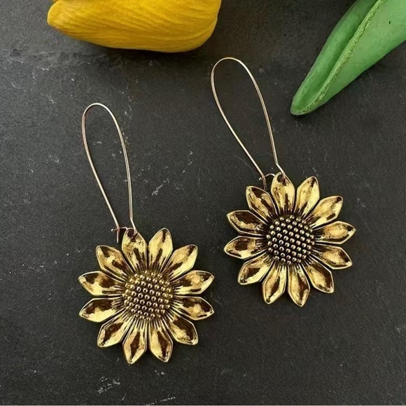 boutique Jewelry - Sunflower Dangle Earrings NEW